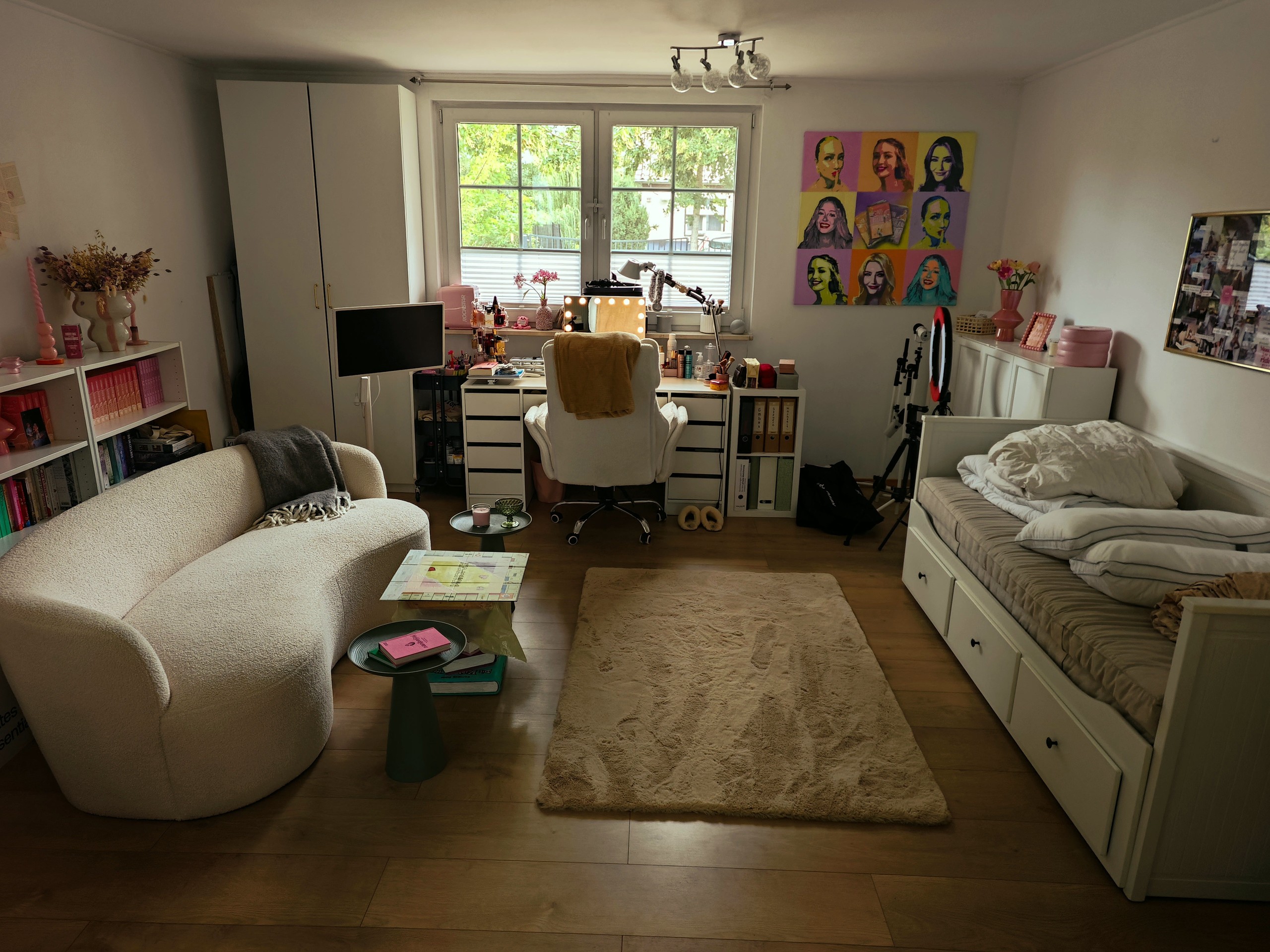 Wohnraum mit Arbeitsplatz am Fenster – Einfamilienhaus am See nahe Berlin