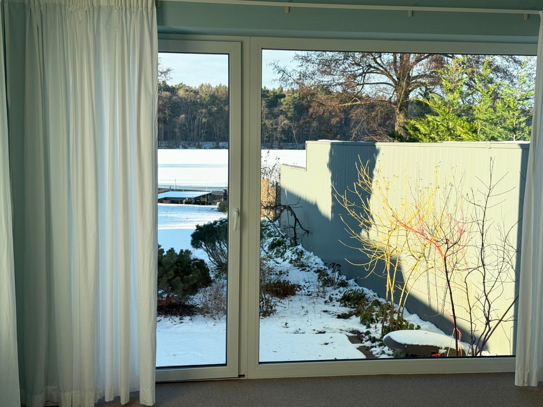 Schlafzimmer mit Seeblick – Einfamilienhaus am See nahe Berlin